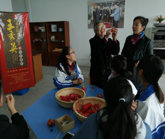 学习民间艺术，体验香包制作           —非物质文化遗产进校园