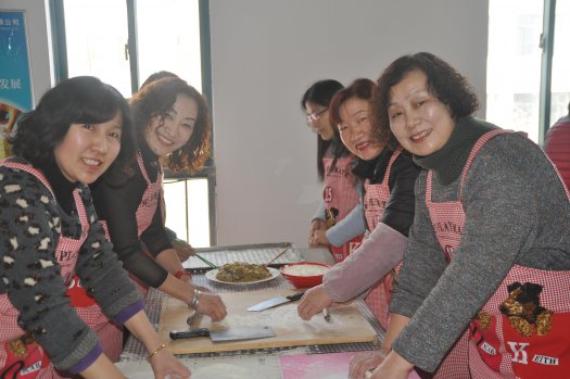 女同胞们积极参加我校举办的三八妇女节活动