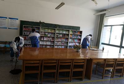 图书馆内的志愿者风采
