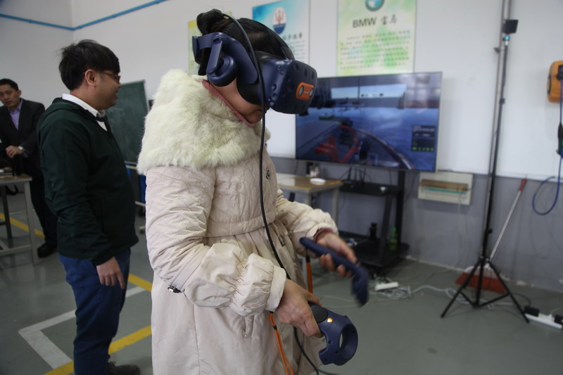 陈静老师体验VR仿真软件操作系统