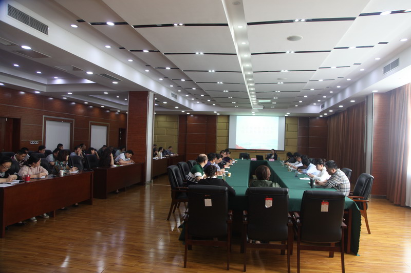我校召开党务工作者培训会