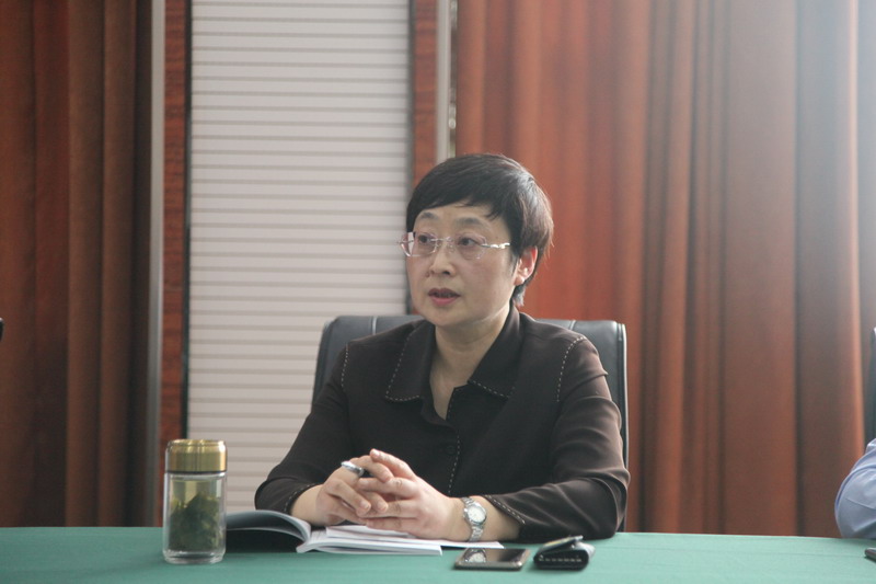 我校召开党务工作者培训会