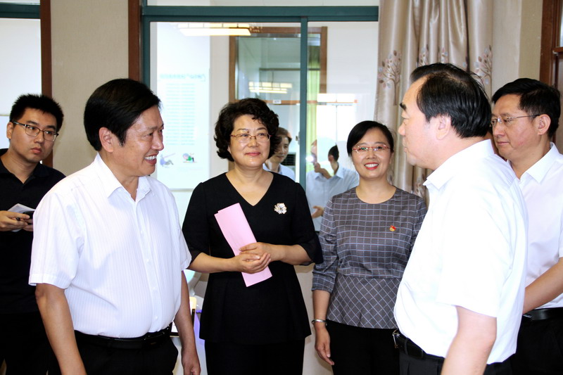徐州市委书记周铁根来bbin慰问教师