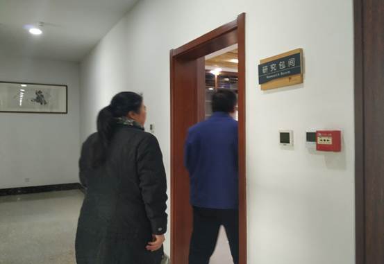 图书馆全体党员到徐州工程学院图书馆参观学习