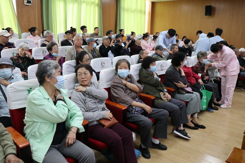 新捕京3522com组织离退休教职工开展重阳节活动