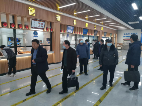 参观学生餐厅