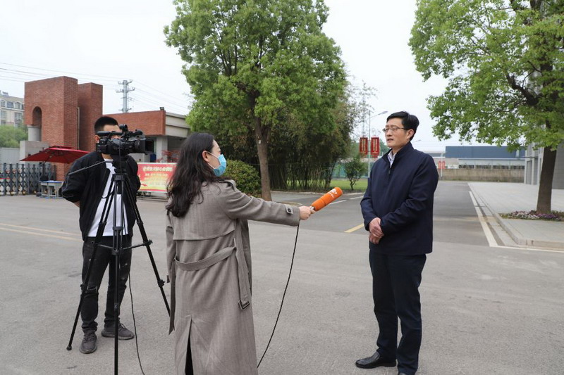 党委书记、校长石月荣接受徐州电视台专访并参加电视台网络直播活动