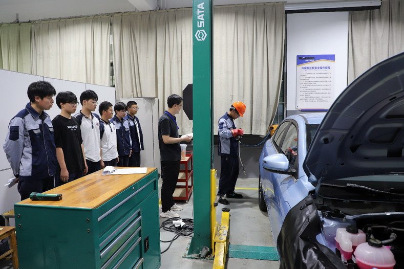 新能源汽车维修赛项选手比赛精彩瞬间